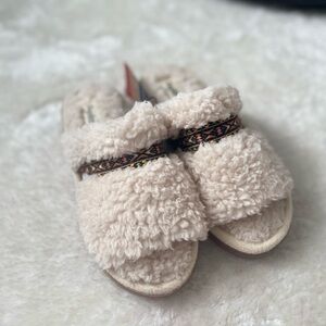 Dearfoams Beige Fuzzy Slippers with Patterned Strap